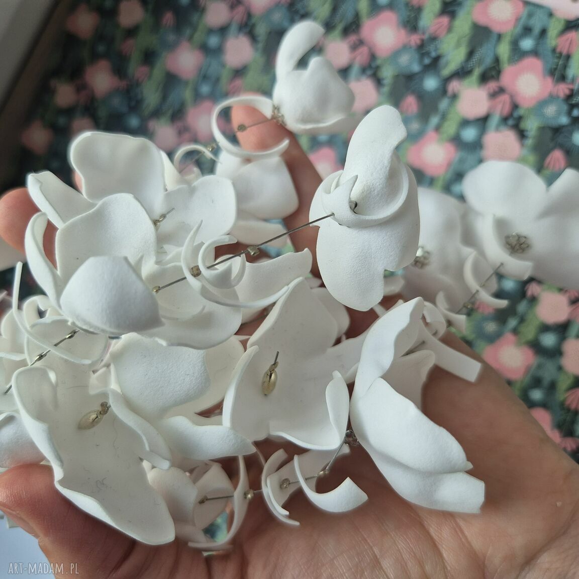 Białe kolczyki ślubne z kwiatami - lekkie i zwiewne handmade