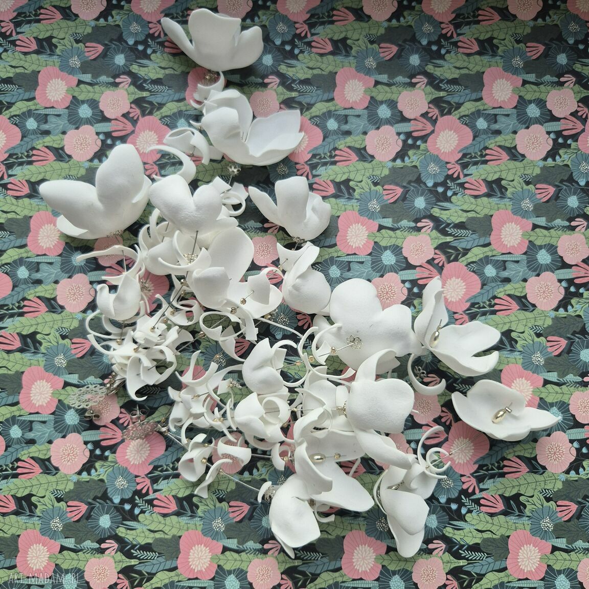 Białe kolczyki ślubne z kwiatami - lekkie i zwiewne handmade