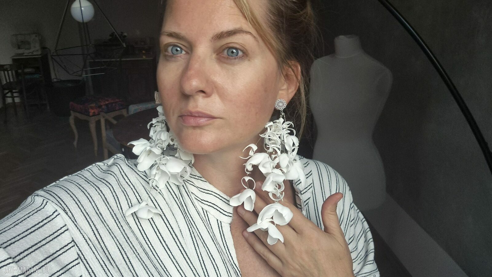 Białe kolczyki ślubne z kwiatami - lekkie i zwiewne handmade