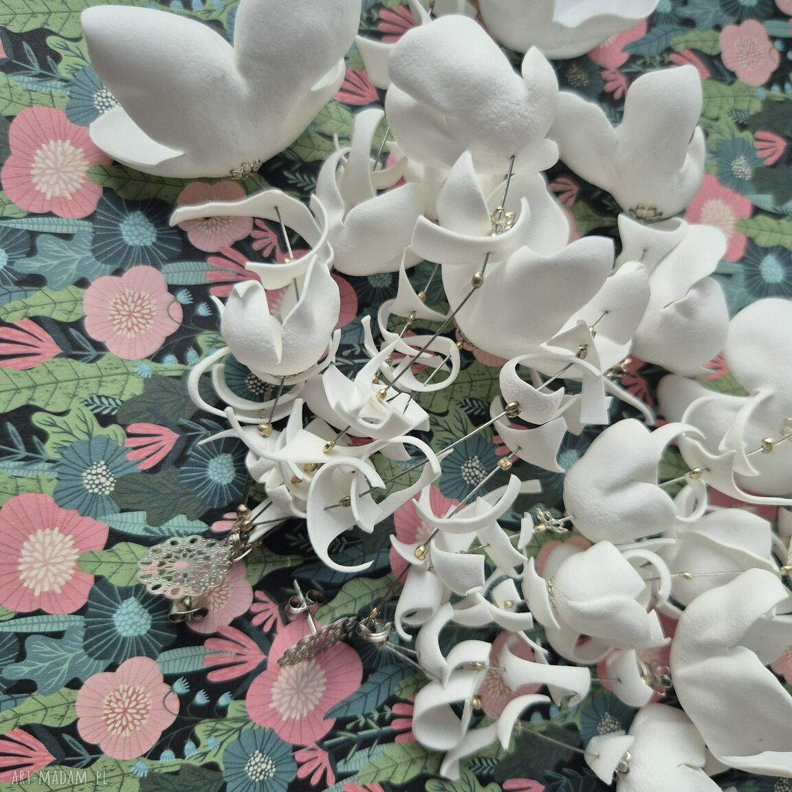 Białe kolczyki ślubne z kwiatami - lekkie i zwiewne handmade