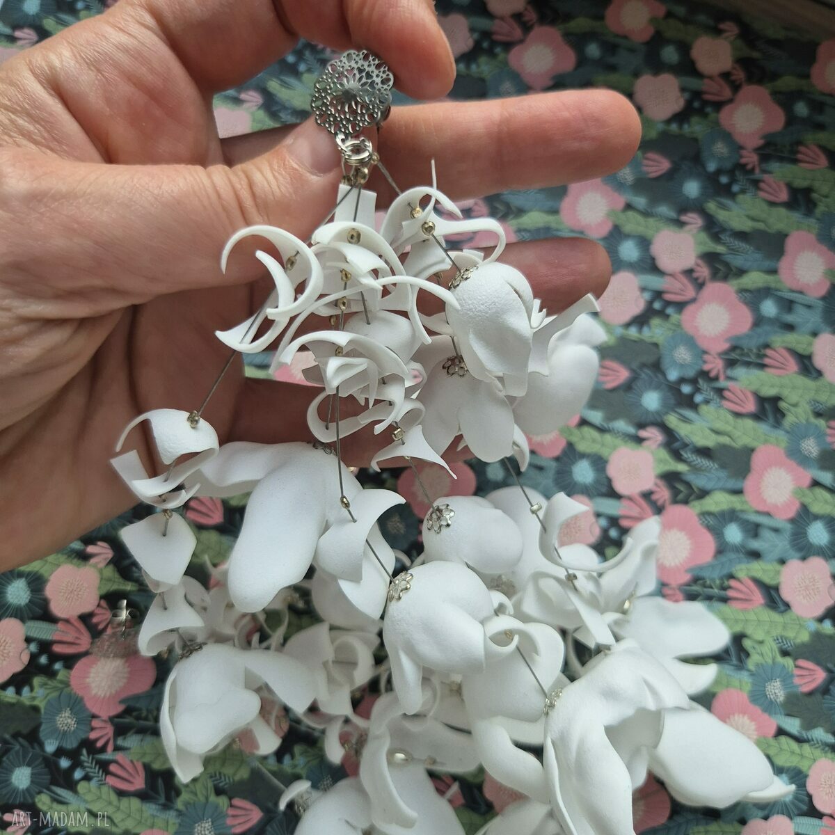 Białe kolczyki ślubne z kwiatami - lekkie i zwiewne handmade