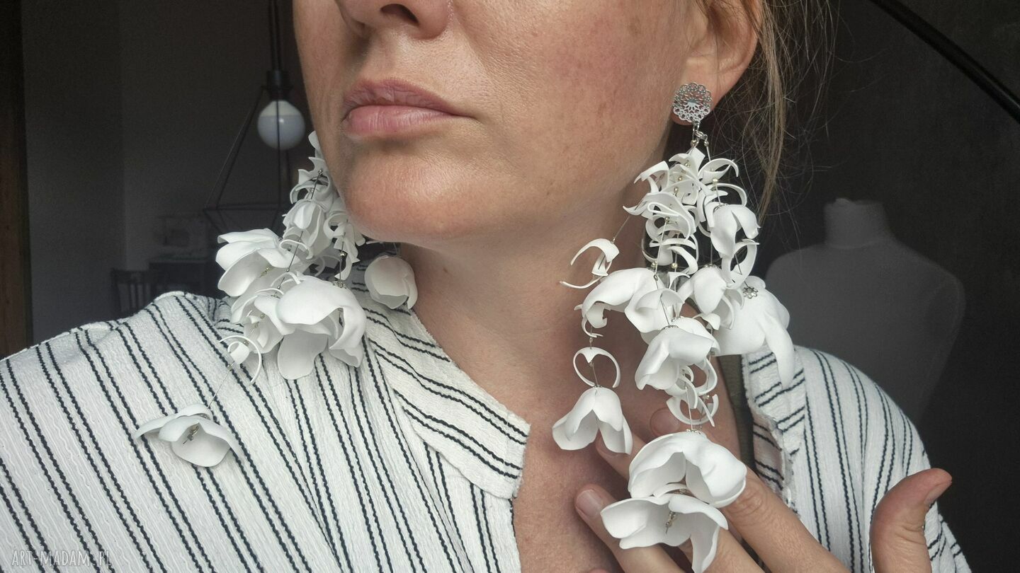 Białe kolczyki ślubne z kwiatami - lekkie i zwiewne handmade