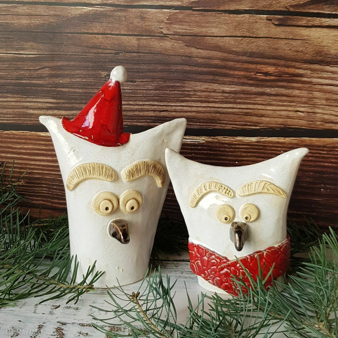 Śnieżna Sowa - ceramiczna figurka ręcznie robiona w czerwonej czapce