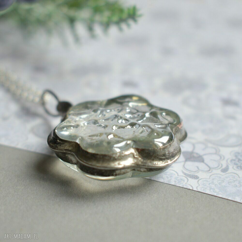 Śnieżynka - unikatowy naszyjnik handmade ze szklanym wisiorem