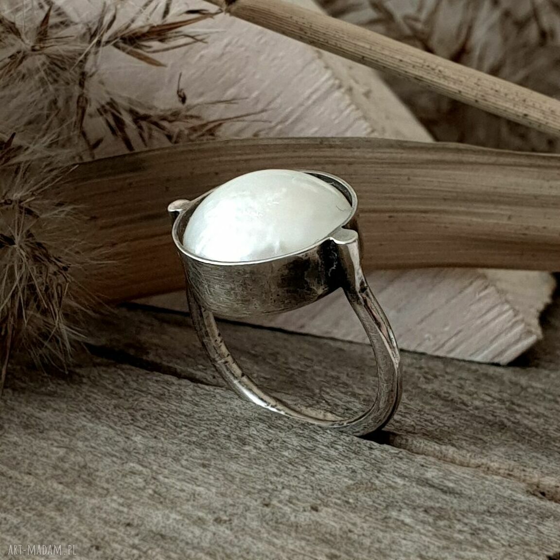Srebrny pierścionek z perłą „Snow White” metaloplastyka