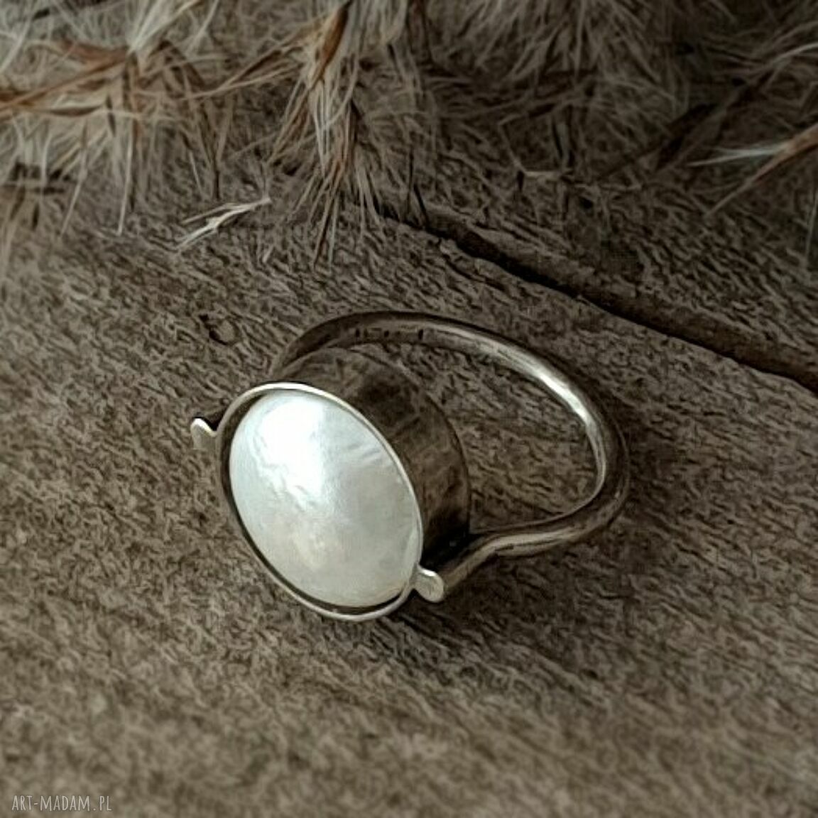Srebrny pierścionek z perłą „Snow White” metaloplastyka