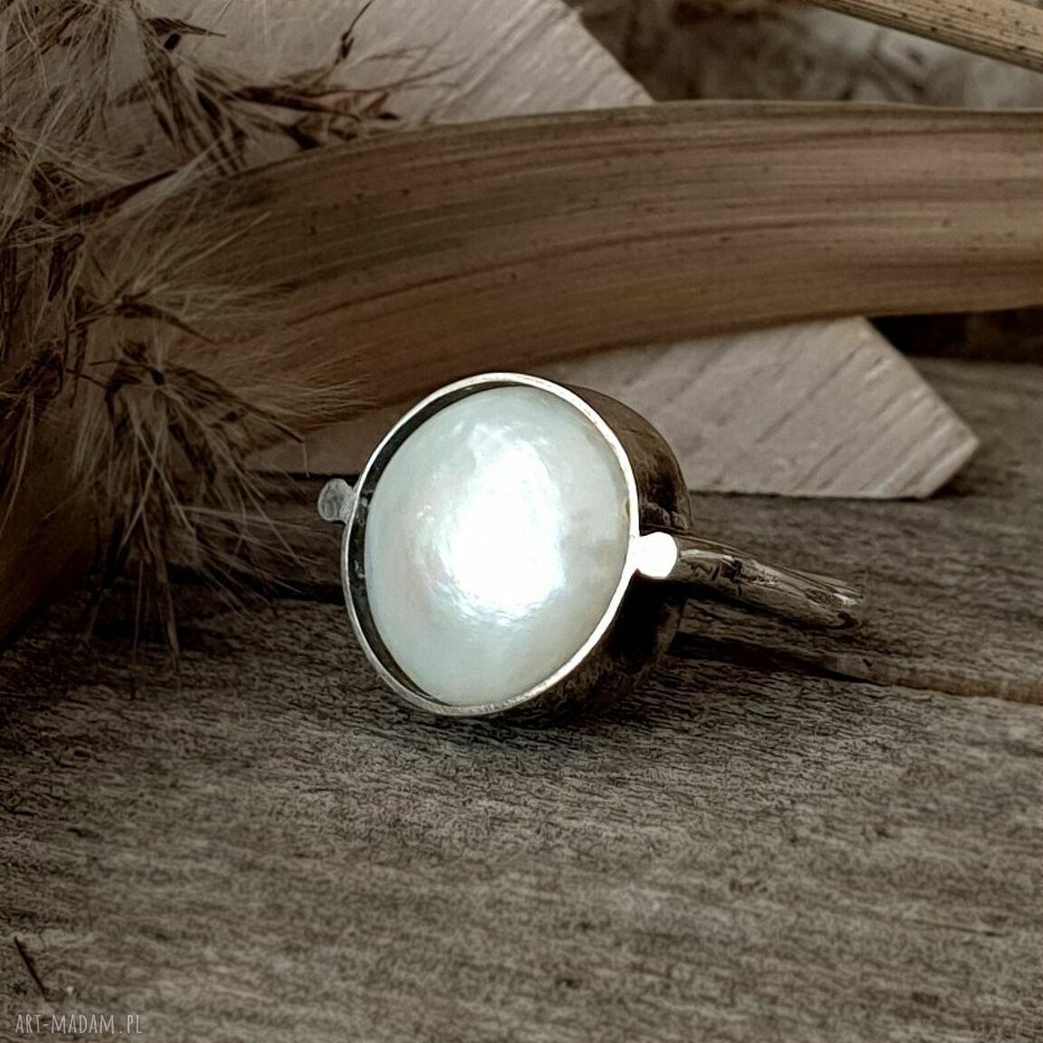 Srebrny pierścionek z perłą „Snow White” metaloplastyka