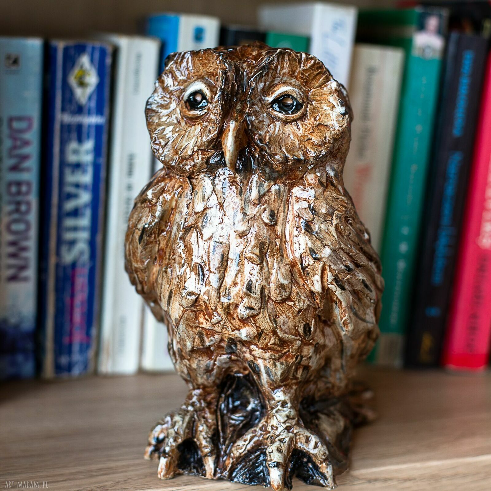 Sowa ceramiczna do książek - ręcznie wykonana figurka w ciepłych brązach