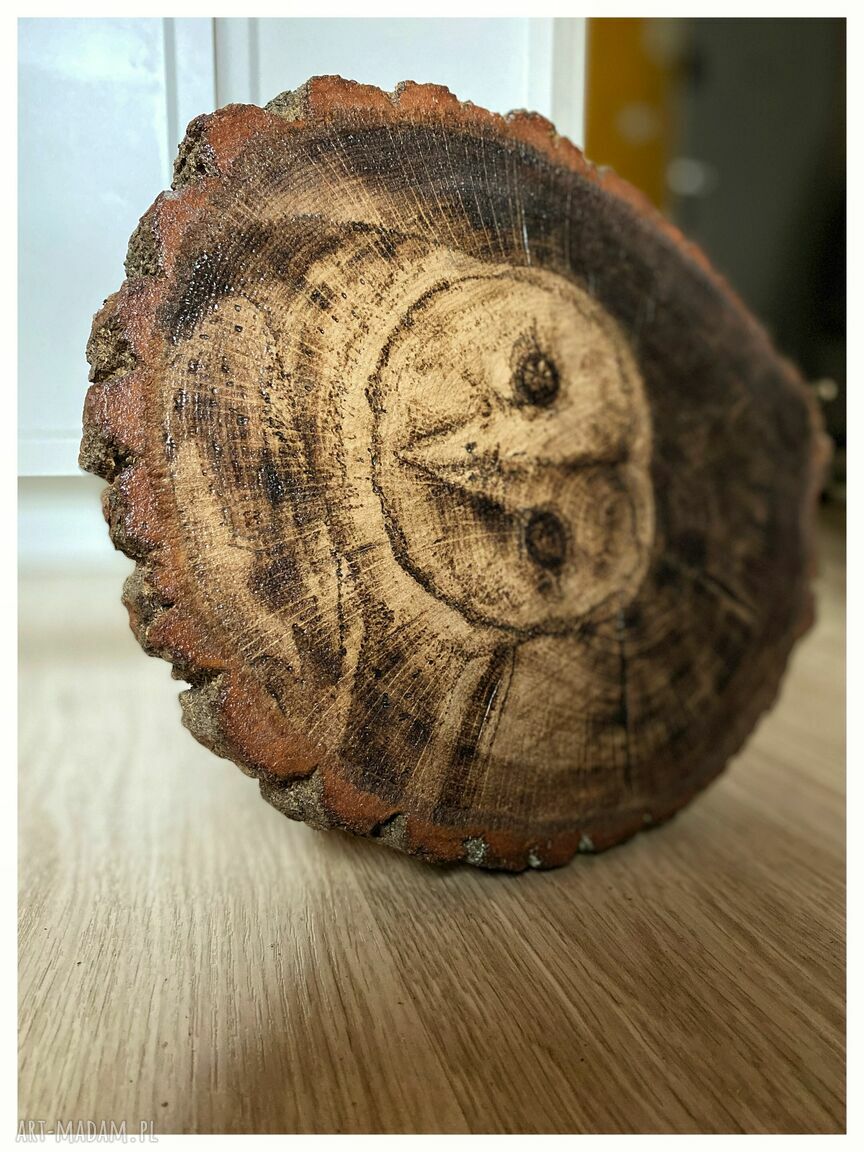 Ręcznie wypalana sowa z drewna 25x30 cm - pirografia