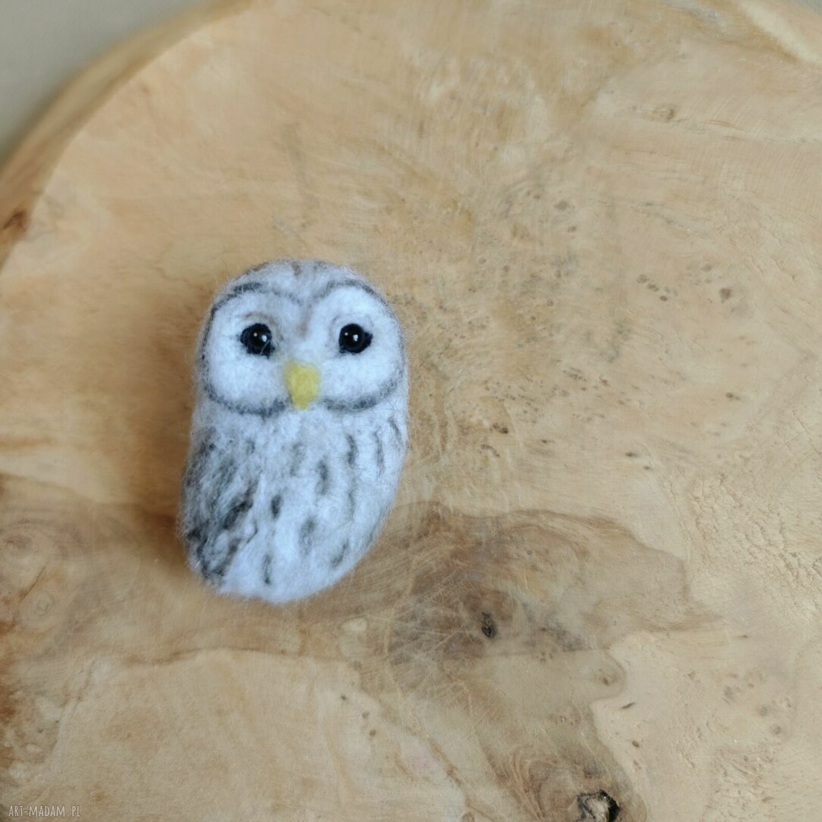 Sówka - ręcznie filcowana broszka z wełny owczej 5 cm