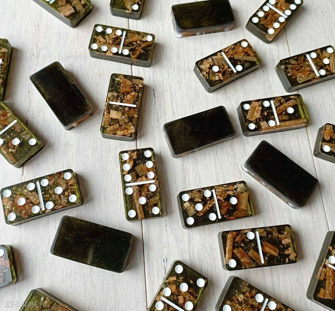 Spersonalizowane domino z żywicy ze strugami drewna - rękodzieło na prezent