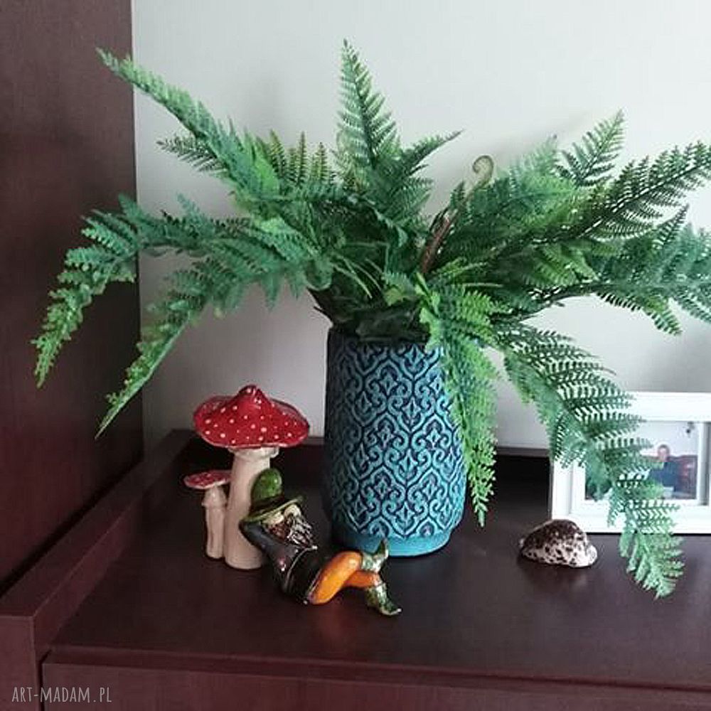 Śpiący krasnal pod muchomorami - ceramika handmade