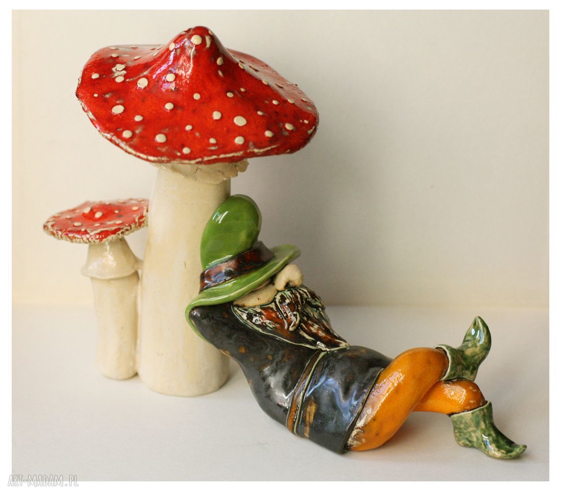 Śpiący krasnal pod muchomorami - ceramika handmade