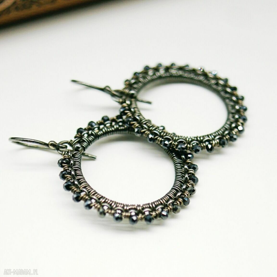 Kolczyki ze spinelu „Sarnan” w technice wire wrapping