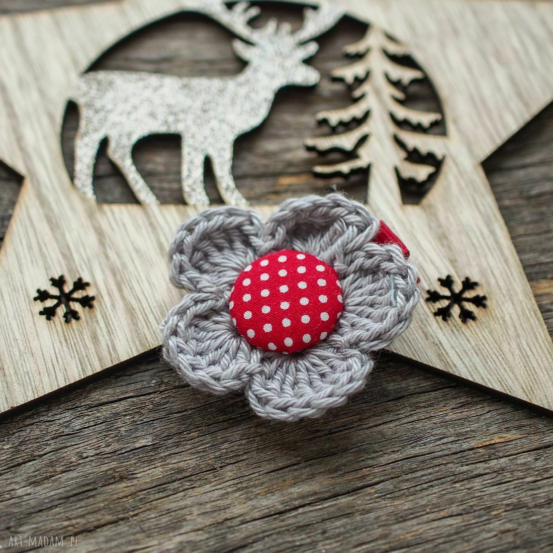 Szydełkowy kwiatek na klipsie - spinka do włosów handmade