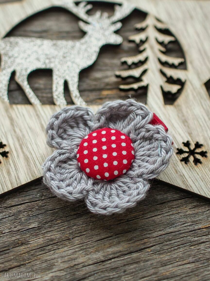 Szydełkowy kwiatek na klipsie - spinka do włosów handmade
