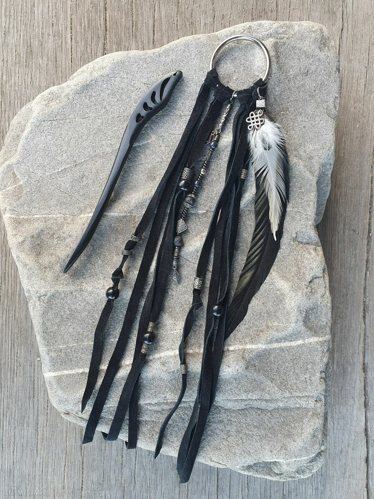 Spinka na dredy lub długie włosy - etniczna gotycka ozdoba handmade z lawą i piórami