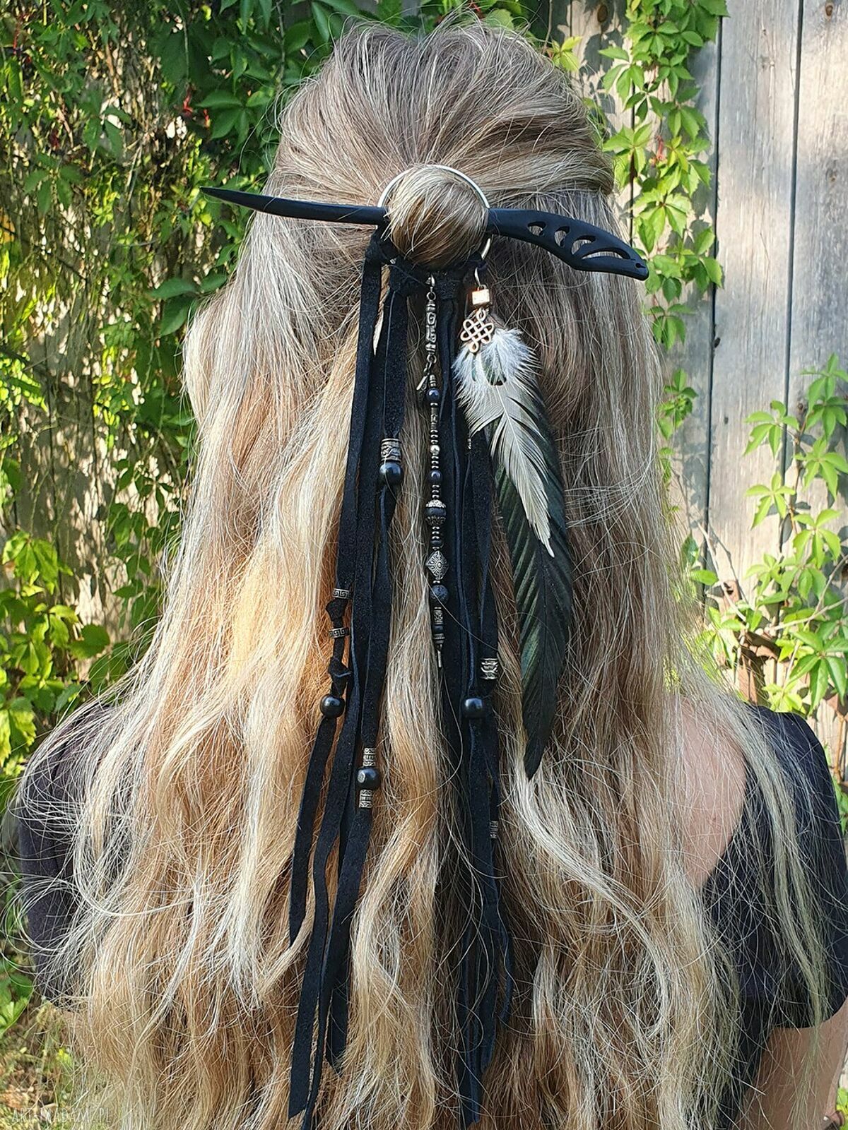 Spinka na dredy lub długie włosy - etniczna gotycka ozdoba handmade z lawą i piórami