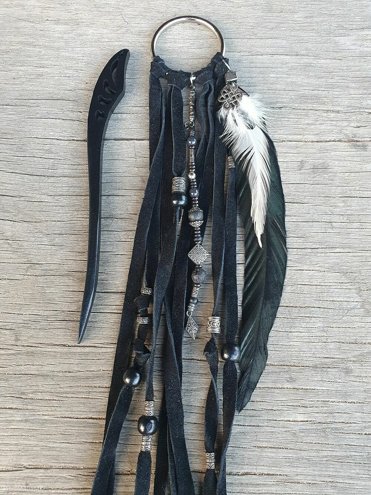 Spinka na dredy lub długie włosy - etniczna gotycka ozdoba handmade z lawą i piórami