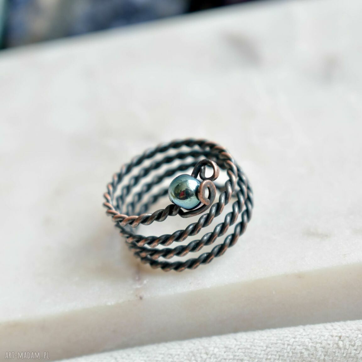 Spiralny pierścionek z zielonym hematytem - miedziany sygnet regulowany