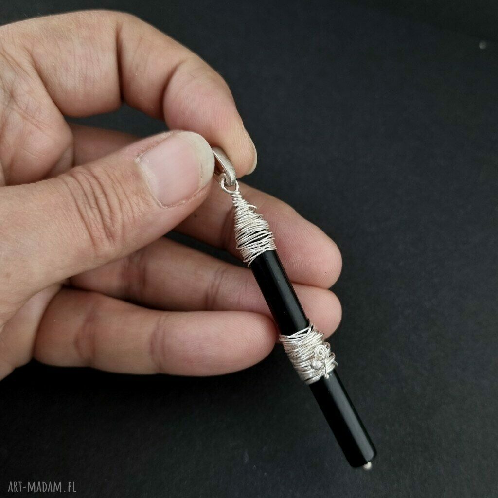 Spleciony wisiorek z onyksu - długi wisior wire wrapping