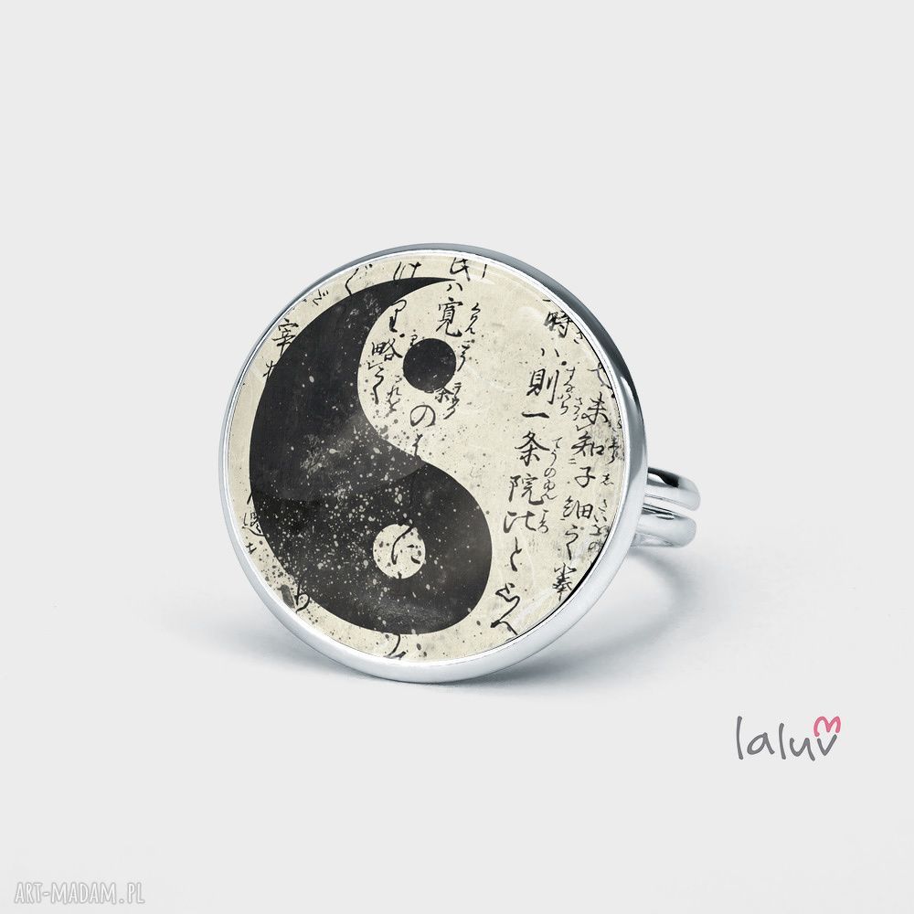 Pierścionek Yin-Yang - grafika pokoju i spokoju, symbol równowagi