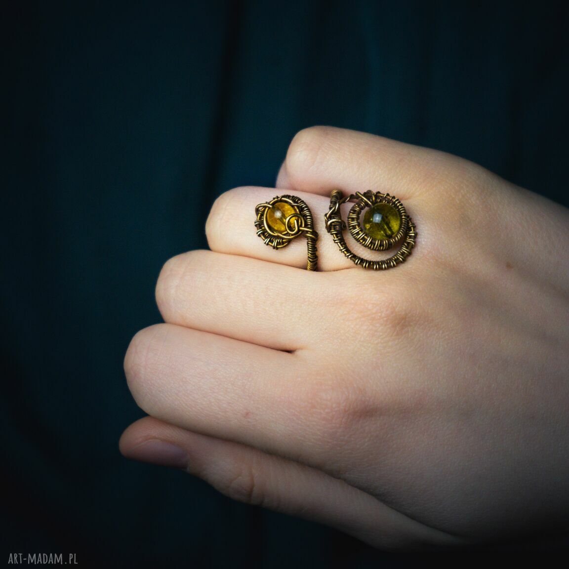 Pierścionek SpRing z oliwinem i cytrynem - regulowany wire wrapping z mosiądzu