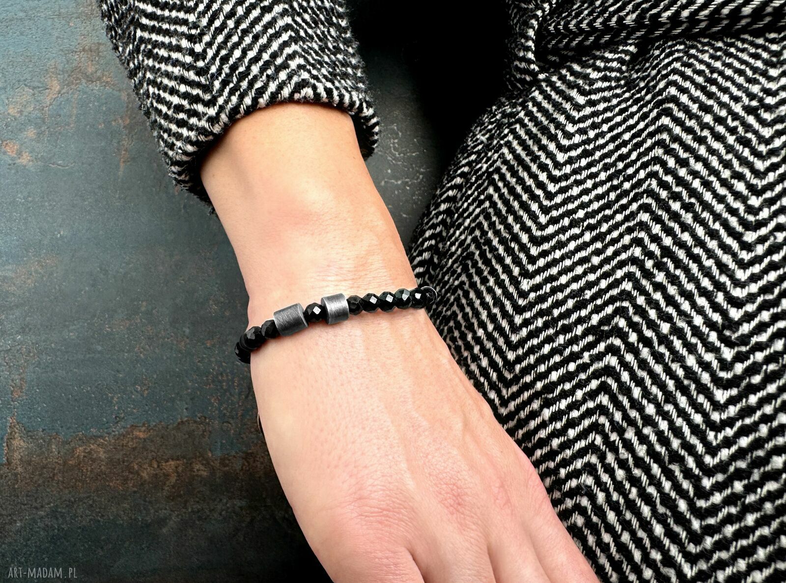 Srebrna bransoletka z czarnym turmalinem, symbolem Słońca i Księżyca z czarnym onyksem