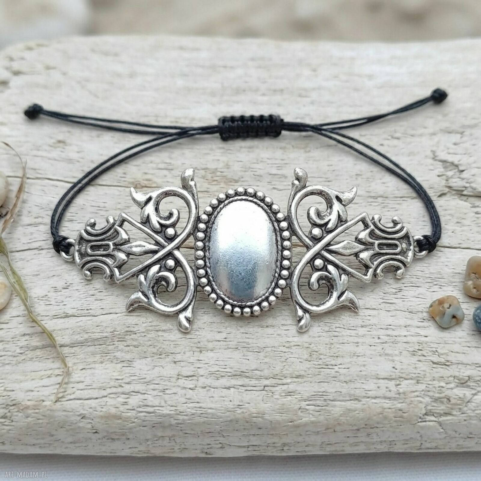 Srebrna bransoletka boho z ażurową ozdobą floral na czarnym sznurku