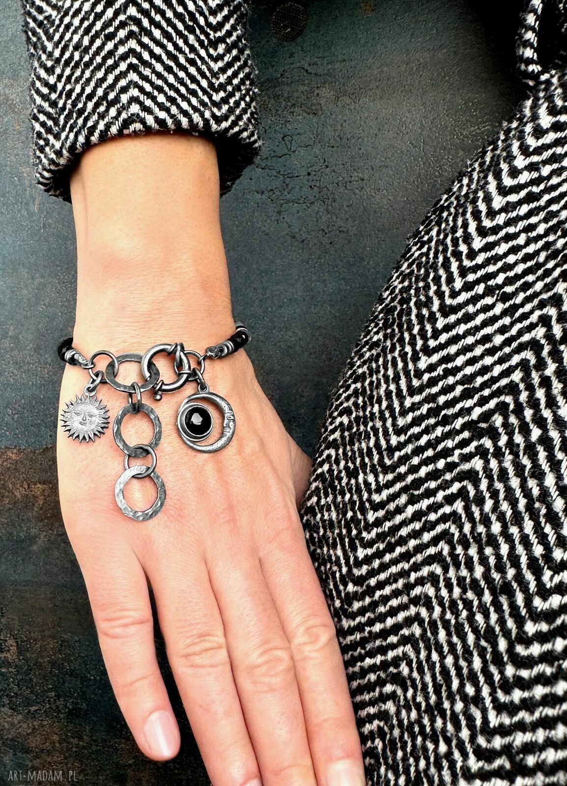 Srebrna bransoletka z czarnym turmalinem, symbolem Słońca i Księżyca z czarnym onyksem