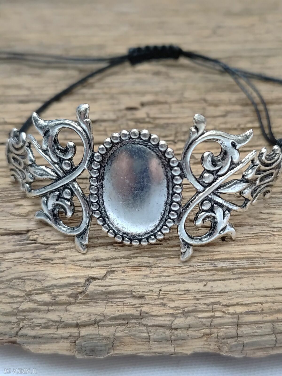 Srebrna bransoletka boho z ażurową ozdobą floral na czarnym sznurku