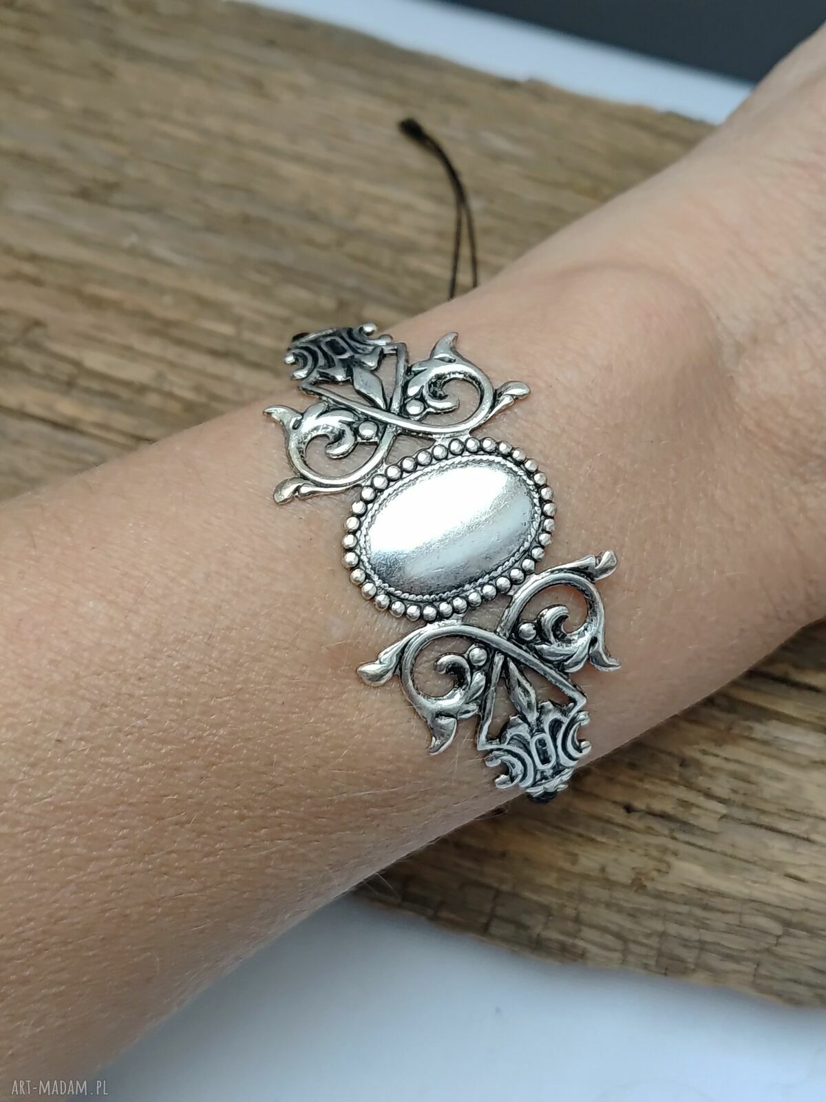 Srebrna bransoletka boho z ażurową ozdobą floral na czarnym sznurku