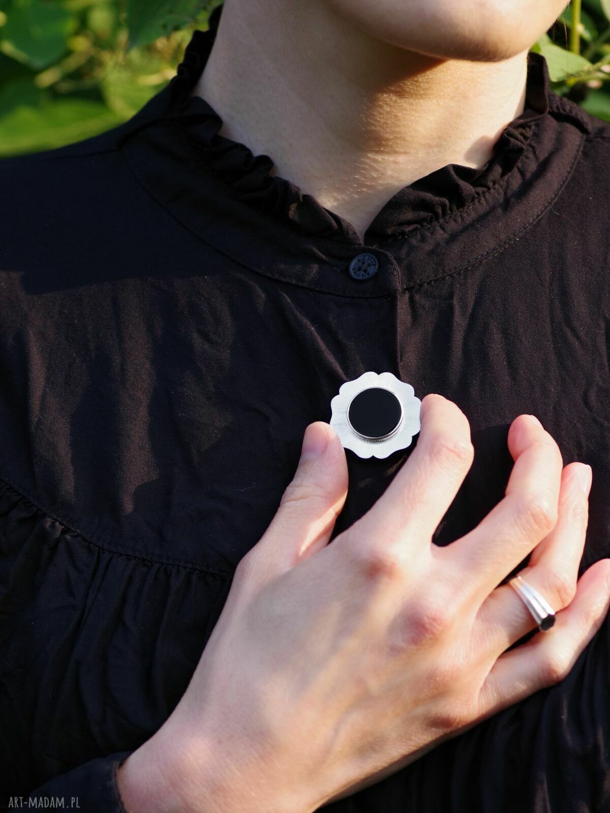 Minimalistyczna srebrna broszka Rosa z onyksem 925