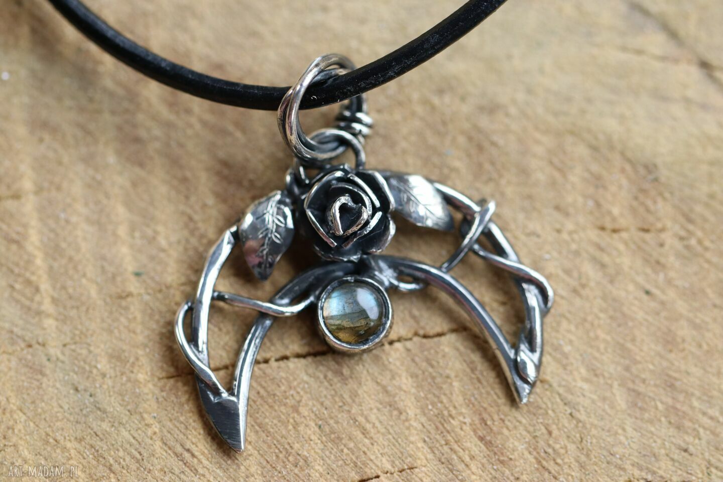 wisiorki: Srebrna lunula z labradorytem Ręcznie robione