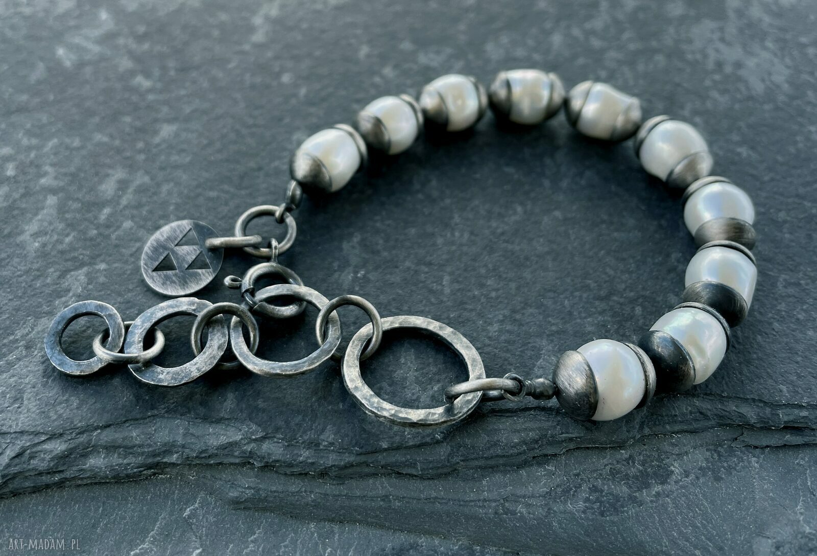Srebrna oksydowana bransoletka Shambala z białą perłą (925)