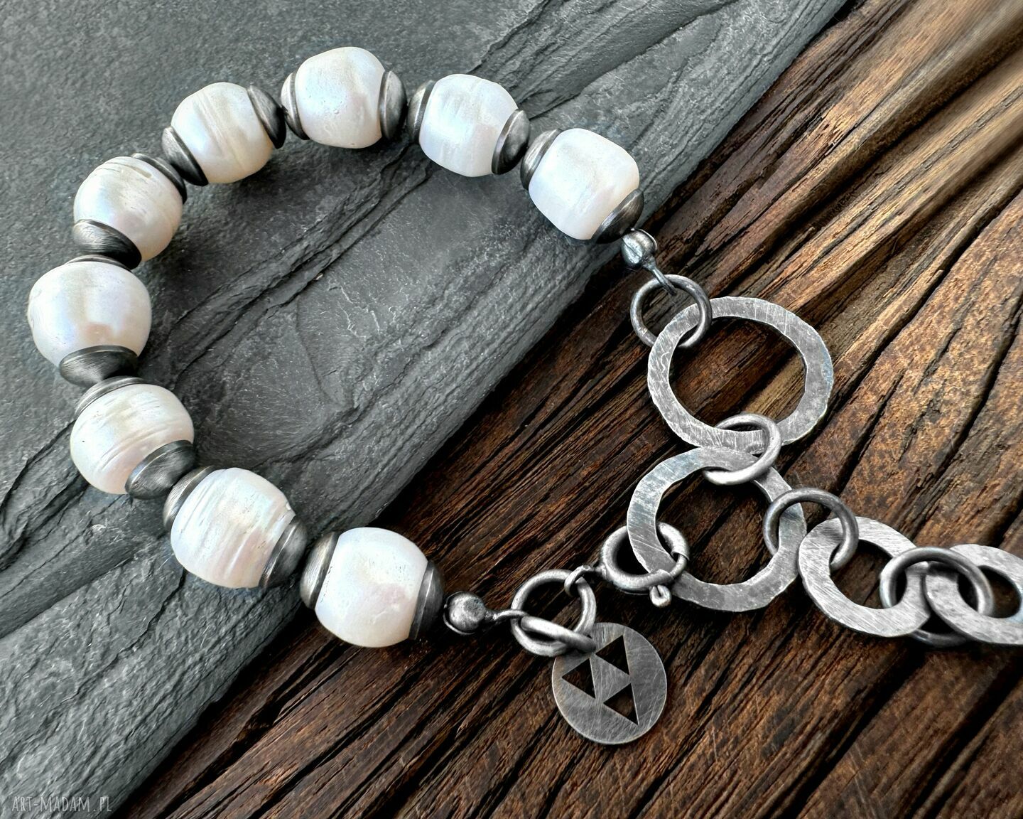 Srebrna oksydowana bransoletka Shambala z białą perłą 925