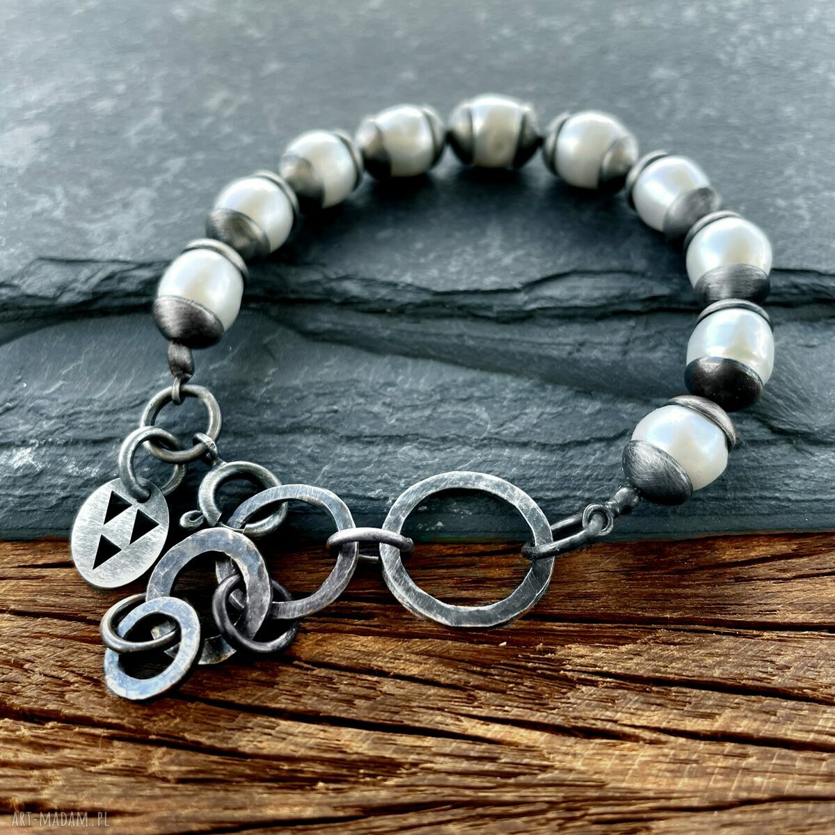 Srebrna oksydowana bransoletka Shambala z białą perłą (925)