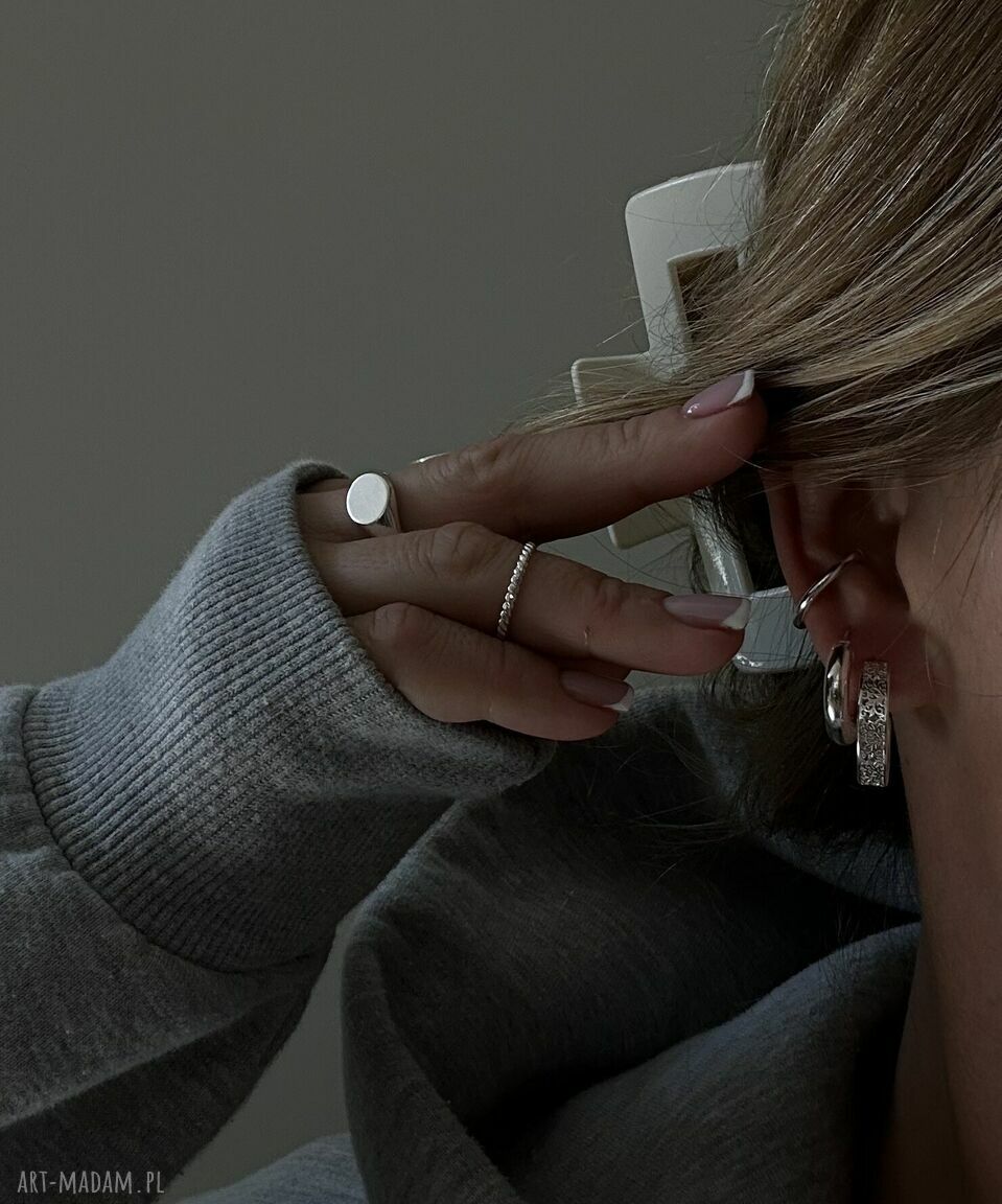 kolczyki: Srebrna prosta nausznica z kuleczkami Ręczne wykonanie