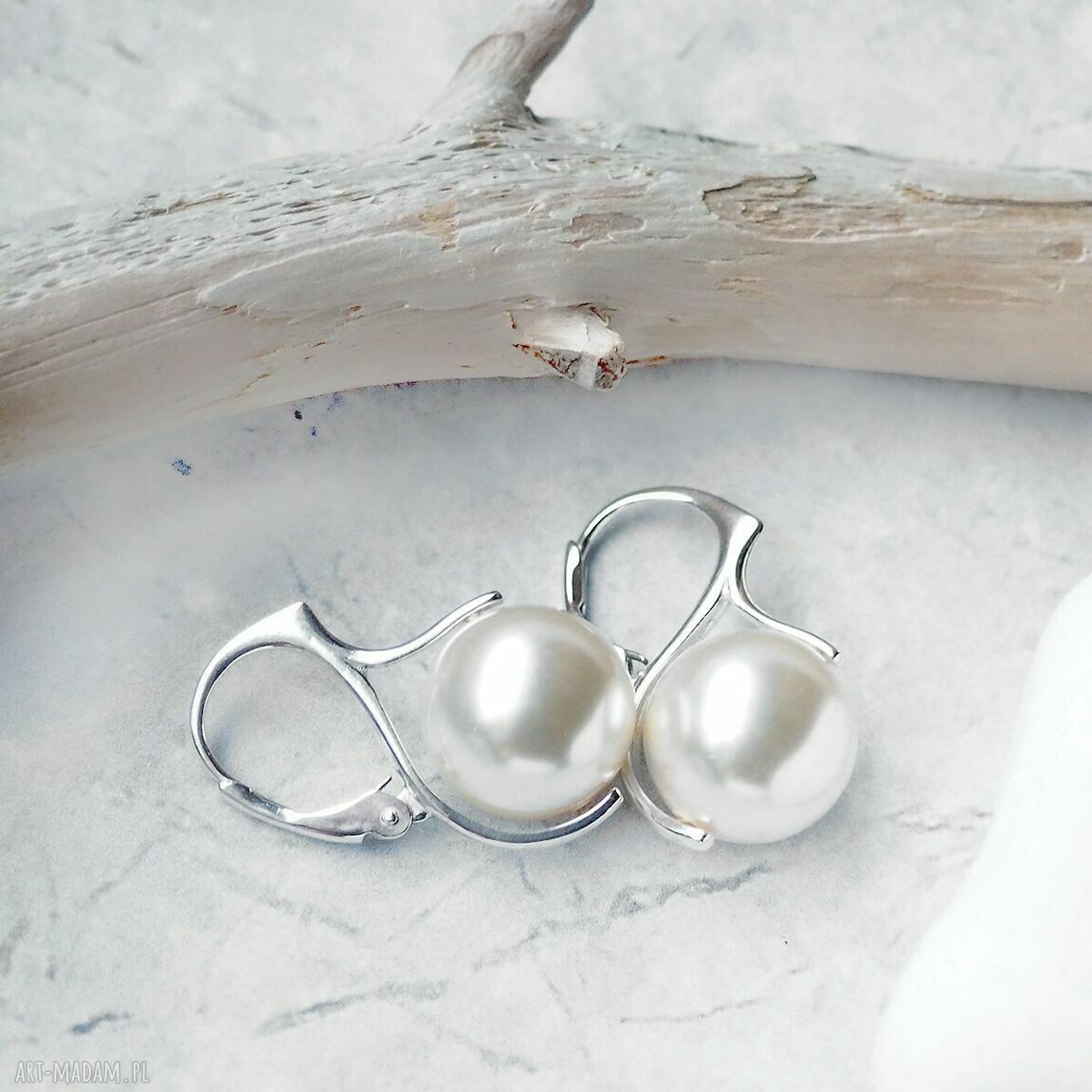Klasyczne kolczyki srebrne z białymi perłami Swarovski