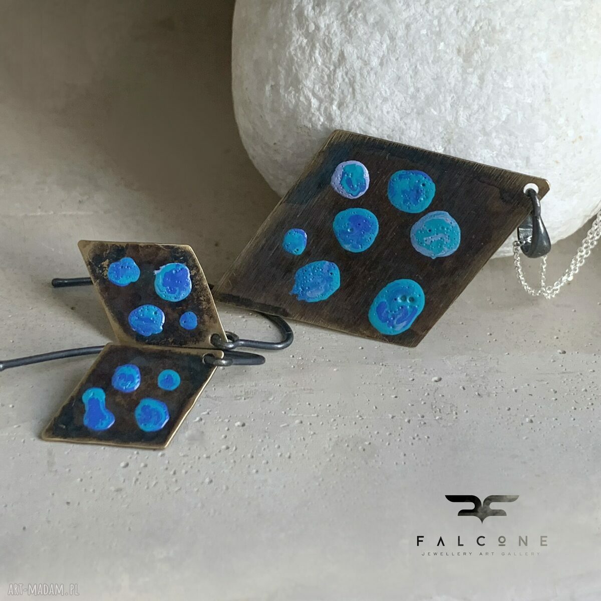 Kolczyki Blue Dots - srebrne bigle typu hak z niebieskimi kropkami
