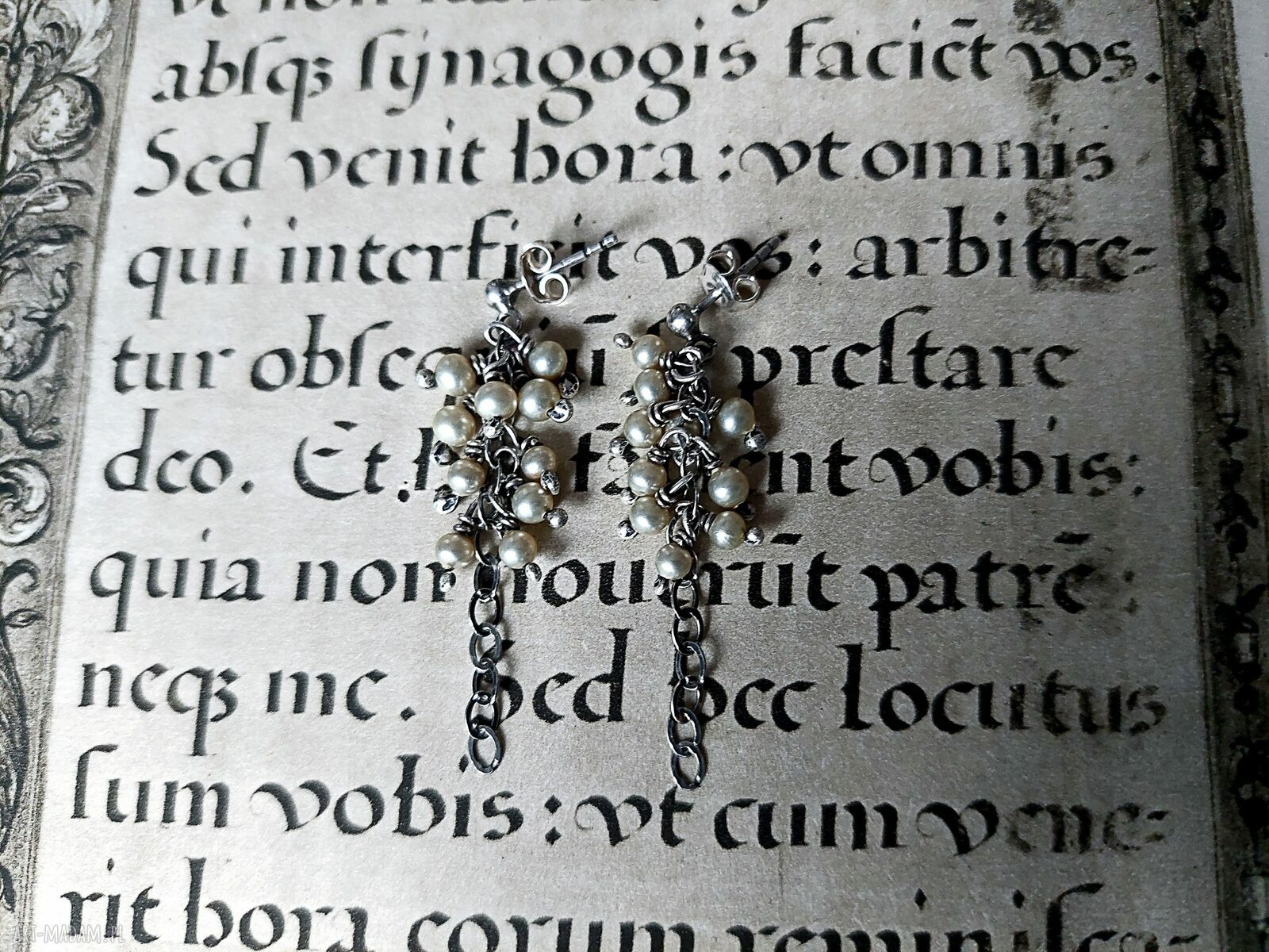 Kolczyki srebrne z perełkami na sztyftach - lekkie 4,4 cm