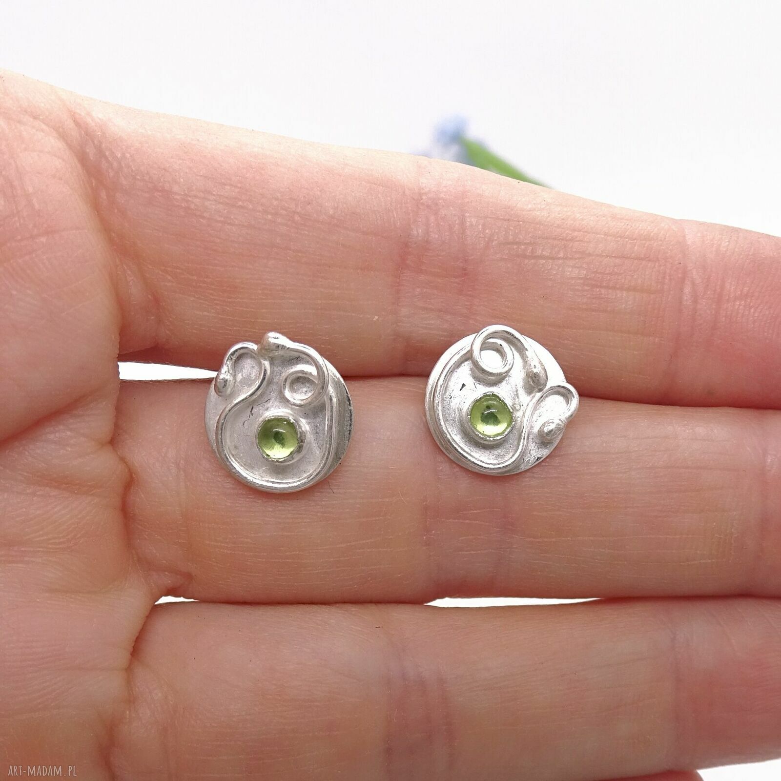 Srebrne kolczyki mini Lunar Amulets z naturalnym oliwinem