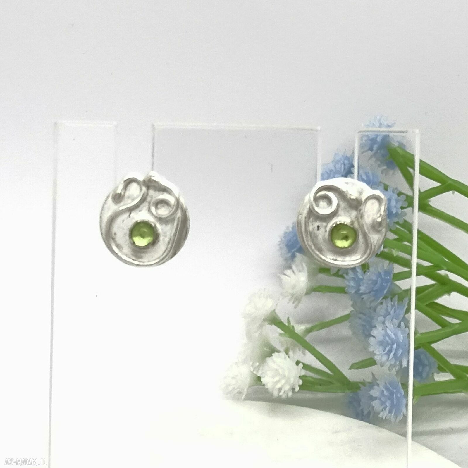Srebrne kolczyki mini Lunar Amulets z naturalnym oliwinem