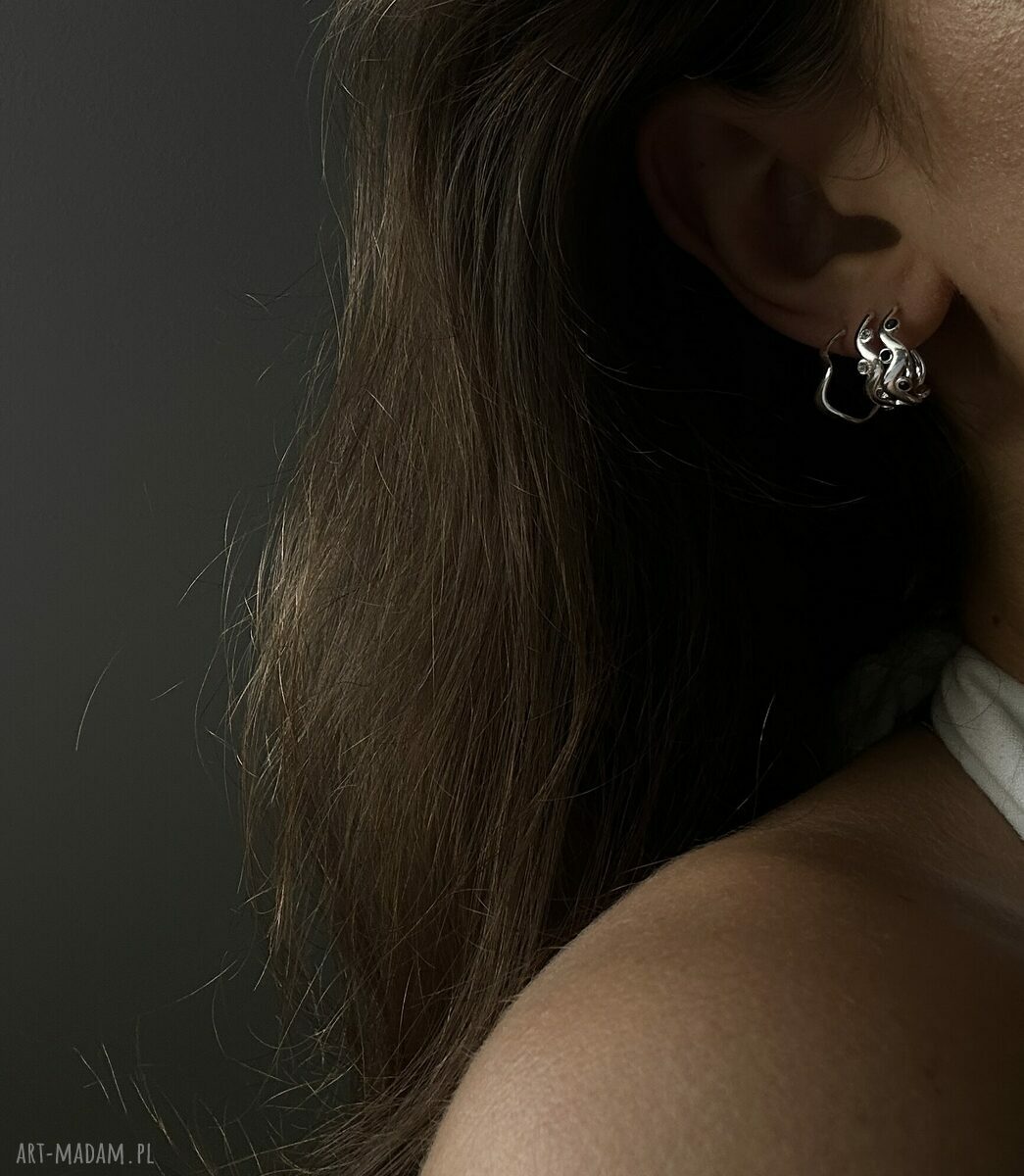 kolczyki: Srebrne kolczyki małe falowane półkola ręczne wykonanie