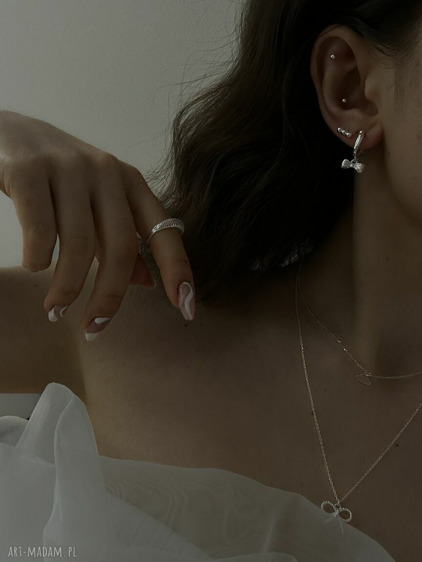 Kolczyki srebrne z kokardkami ozdobne i eleganckie na każdą okazję