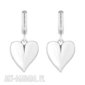srebrne kolczyki z sercami