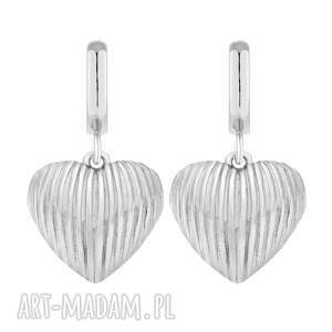 srebrne kolczyki z sercami
