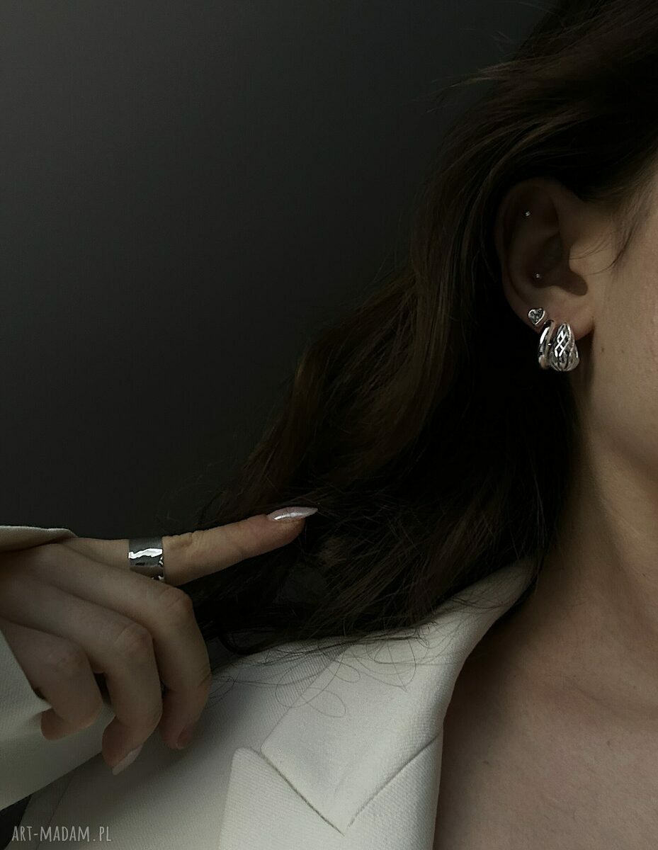 Srebrne kolczyki na sztyftach z sercami Swarovski Crystal