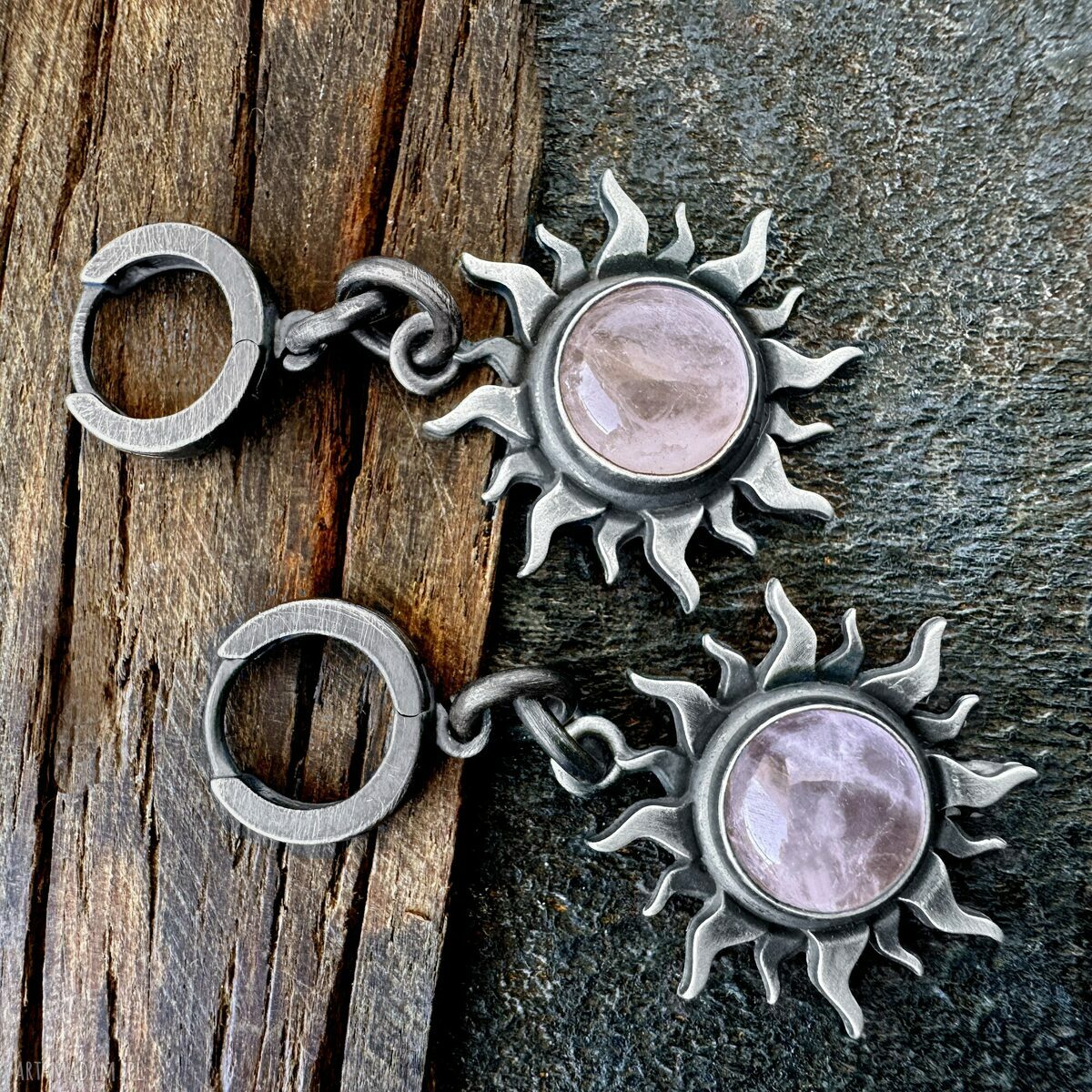 Srebrne kolczyki symbol Słońca z kwarcem różowym 10 mm