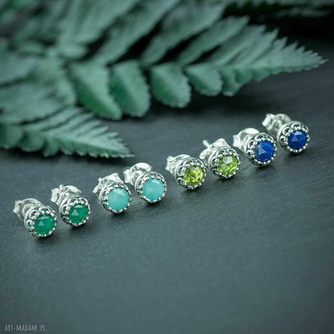 Srebrne sztyfty z perydotem w ozdobnej oprawie - zielone oczko
